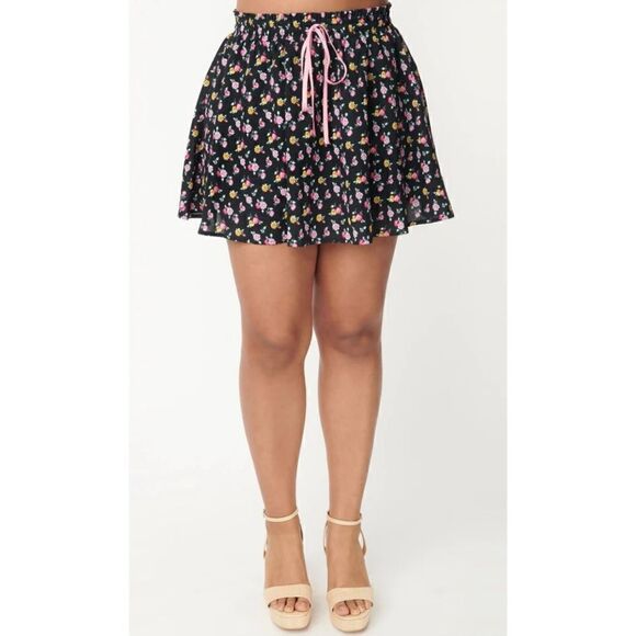 Unique Vintage Ditsy Floral Daryl Skort Black - Picture 1 of 11